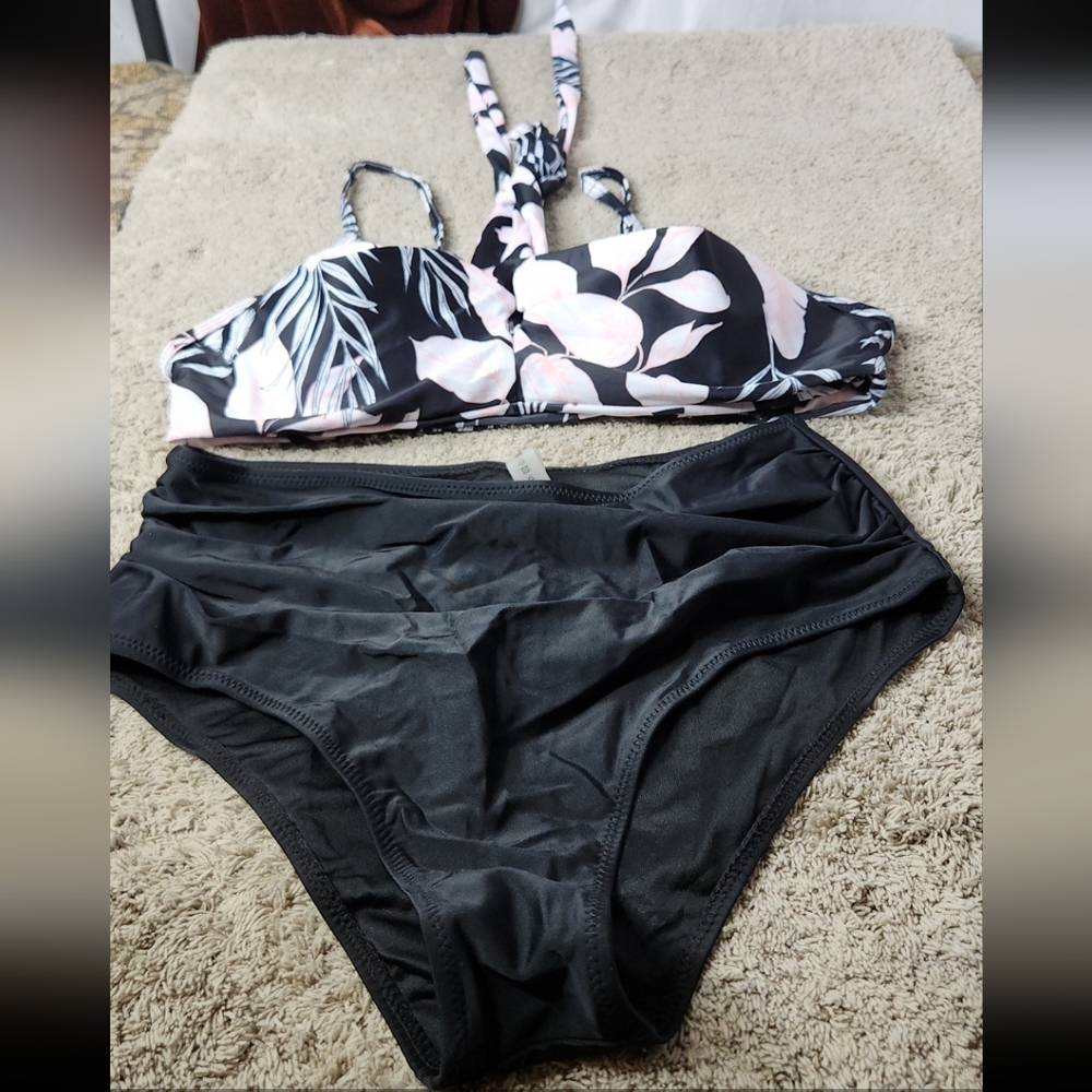 Women's Bikini Set With Black Bottoms & A Black/Pink Floral Swim Top - L
